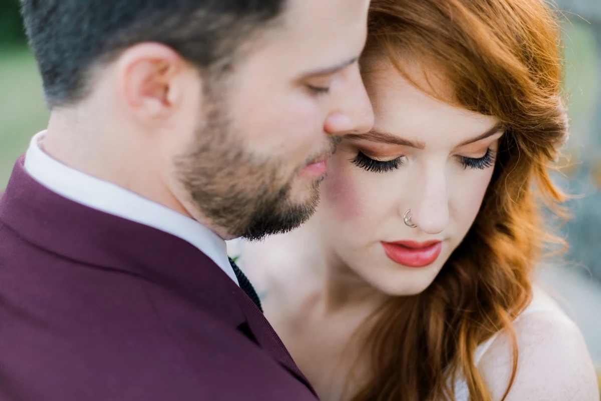 Primo piano di due Sposi a Ravello per il loro Wedding Destination