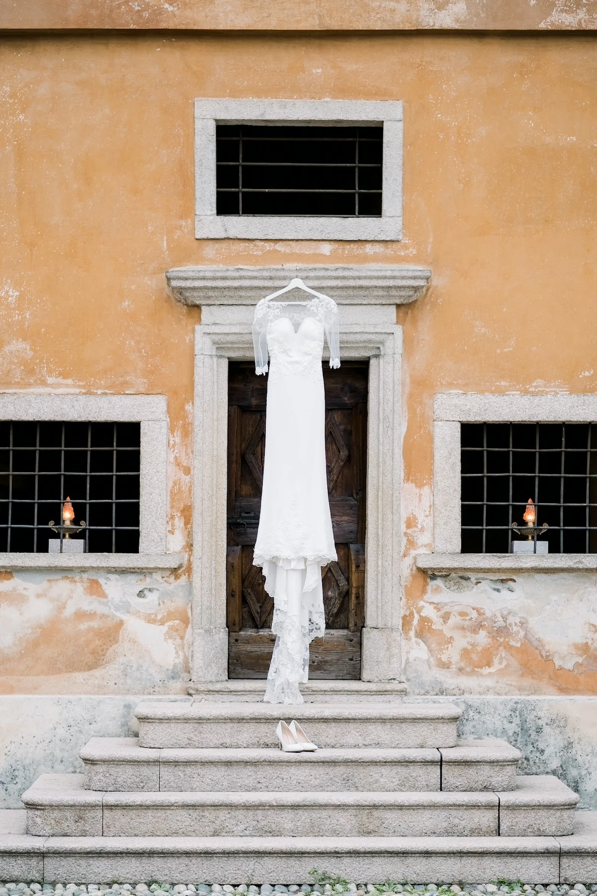 Abito da sposa appeso davanti ad un edificio sul lago di como