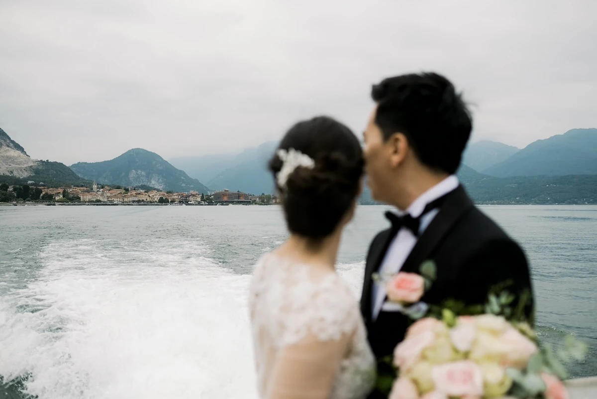 sposi in barca sul lago maggiore