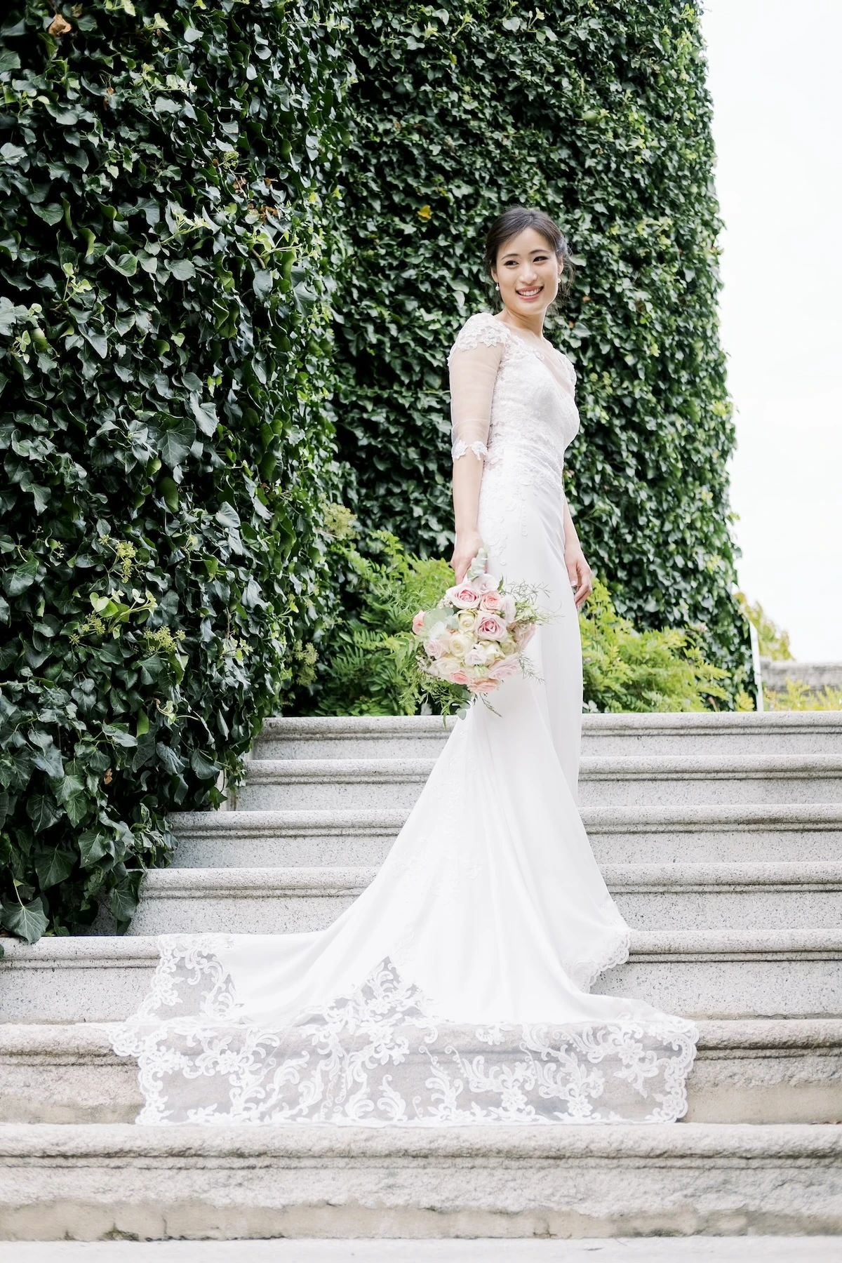 foto di una sposa sulla scalinata sull'isola bella lago maggiore
