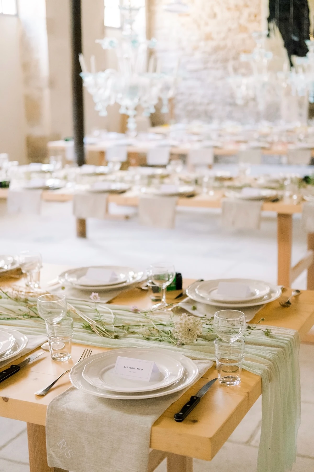 Tavola imbandita in un matrimonio in un mas della Provenza