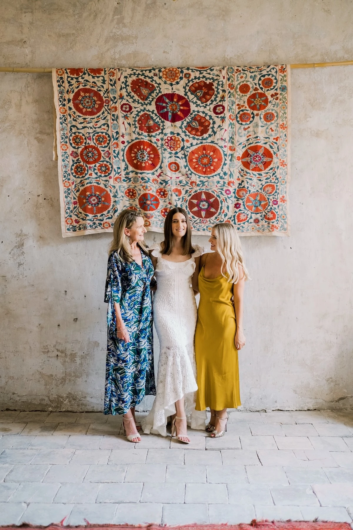 Foto di Matrimonio in Provenza, tre persone davanti ad una tappeto tipico provenzale