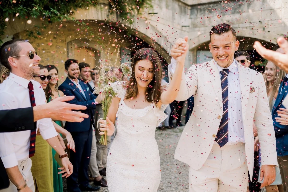 Foto di due Sposi all'uscita della celebrazione