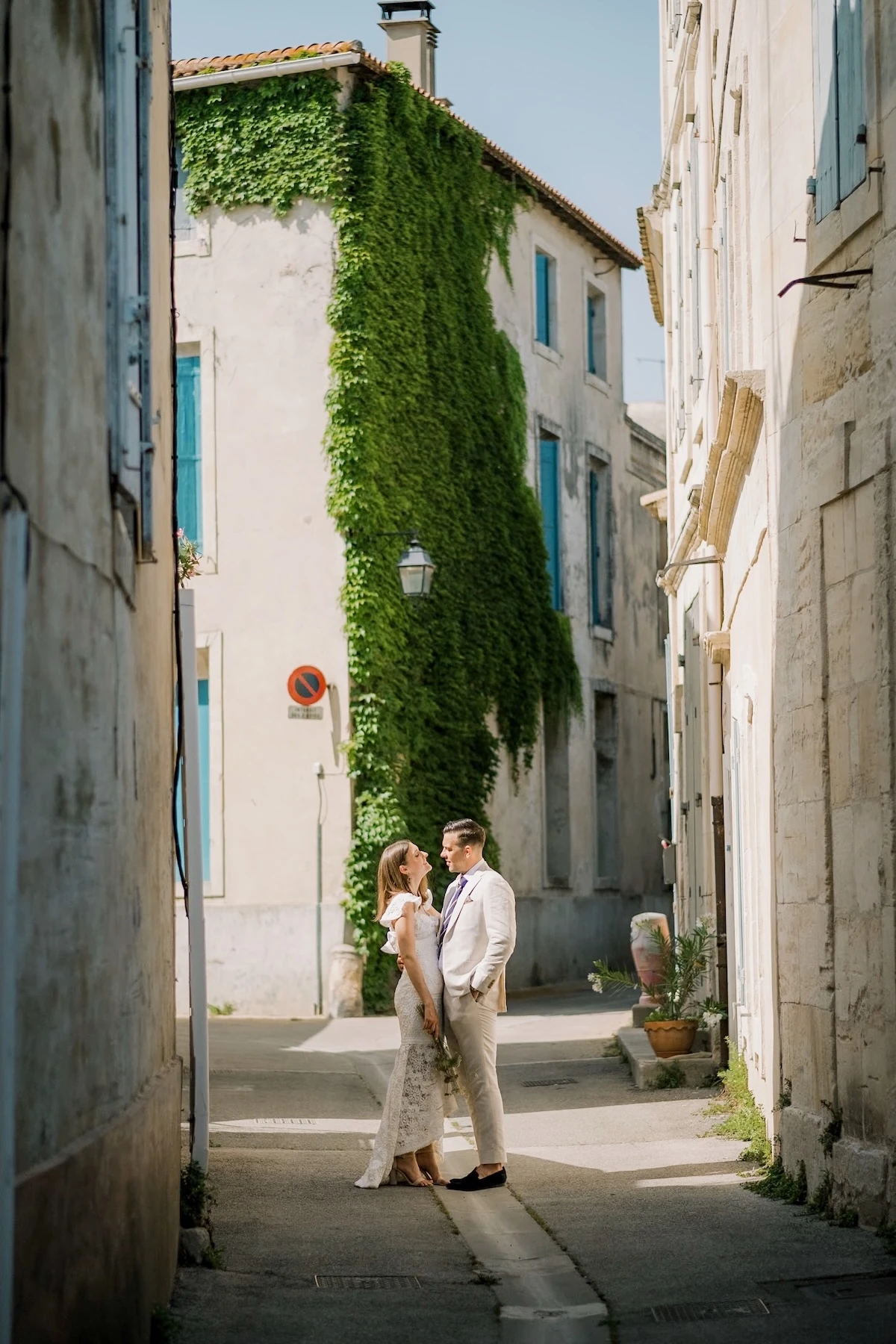 Due sposi nei borghi di una piccola città della Provenza