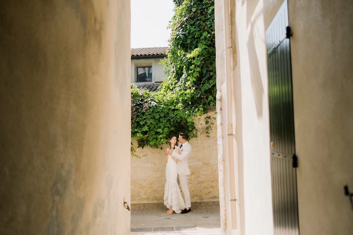 Foto di due sposi nei vicoli di un borgo in Provenza