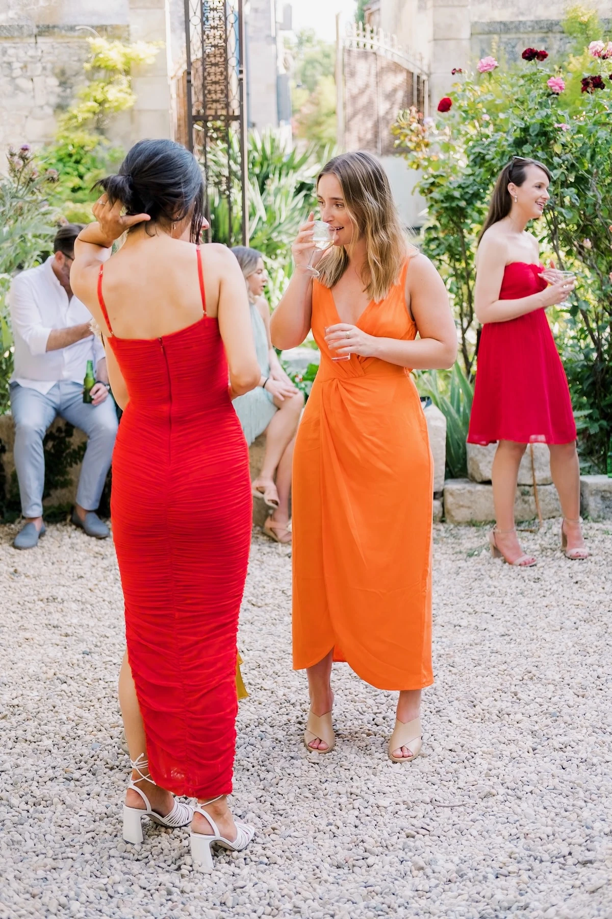 Due invitati ad un matrimonio in provenza che bevono e chiacchierano