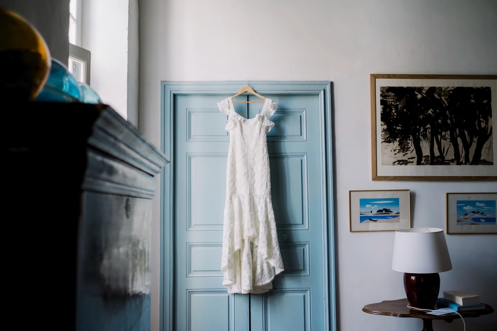 Matrimonio in Provenza abito da sposa attaccato ad una porta di un tipico Mas Provenzale