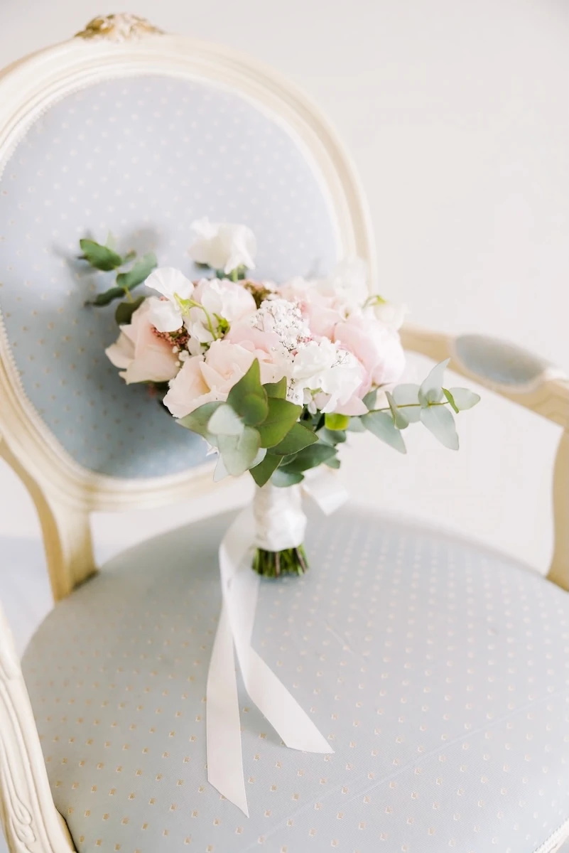 bouquet della sposa su una sedia. Foto da Mediterranean Photography