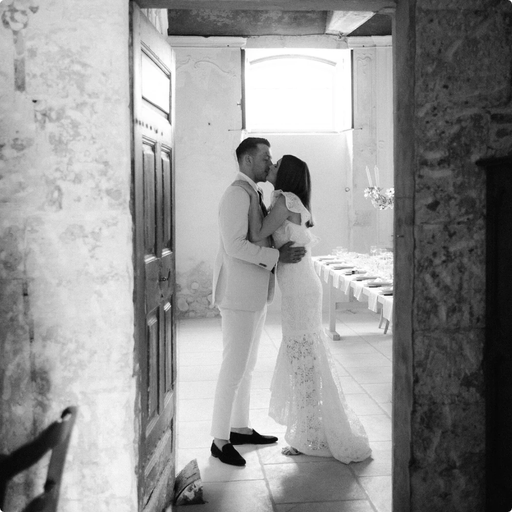 Matrimonio in provenza, due sposi che si baciano