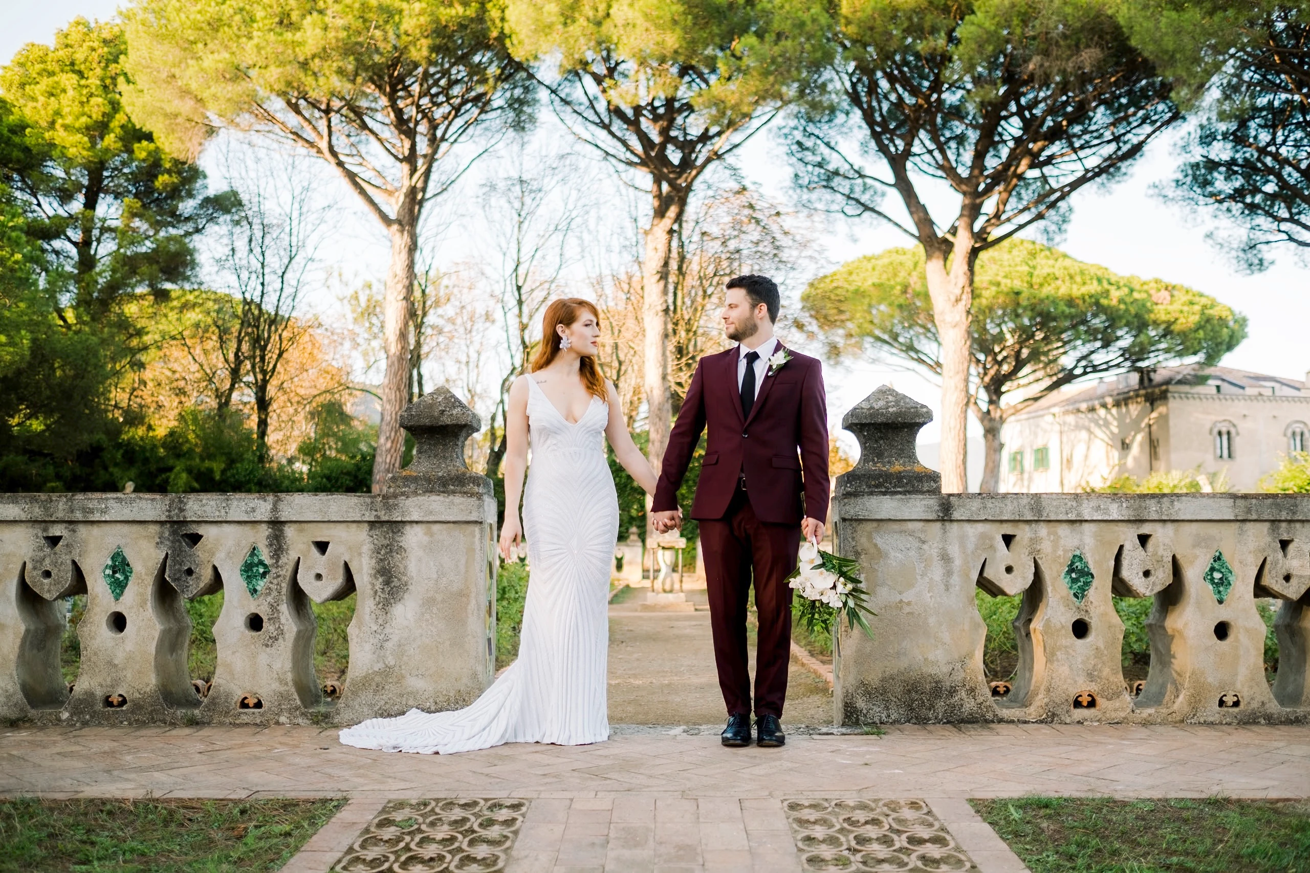 Foto per matrimonio. Due sposi mano nella mano nei giardini di Villa Cimbrone a Ravello sulla Costiera Amalfitana