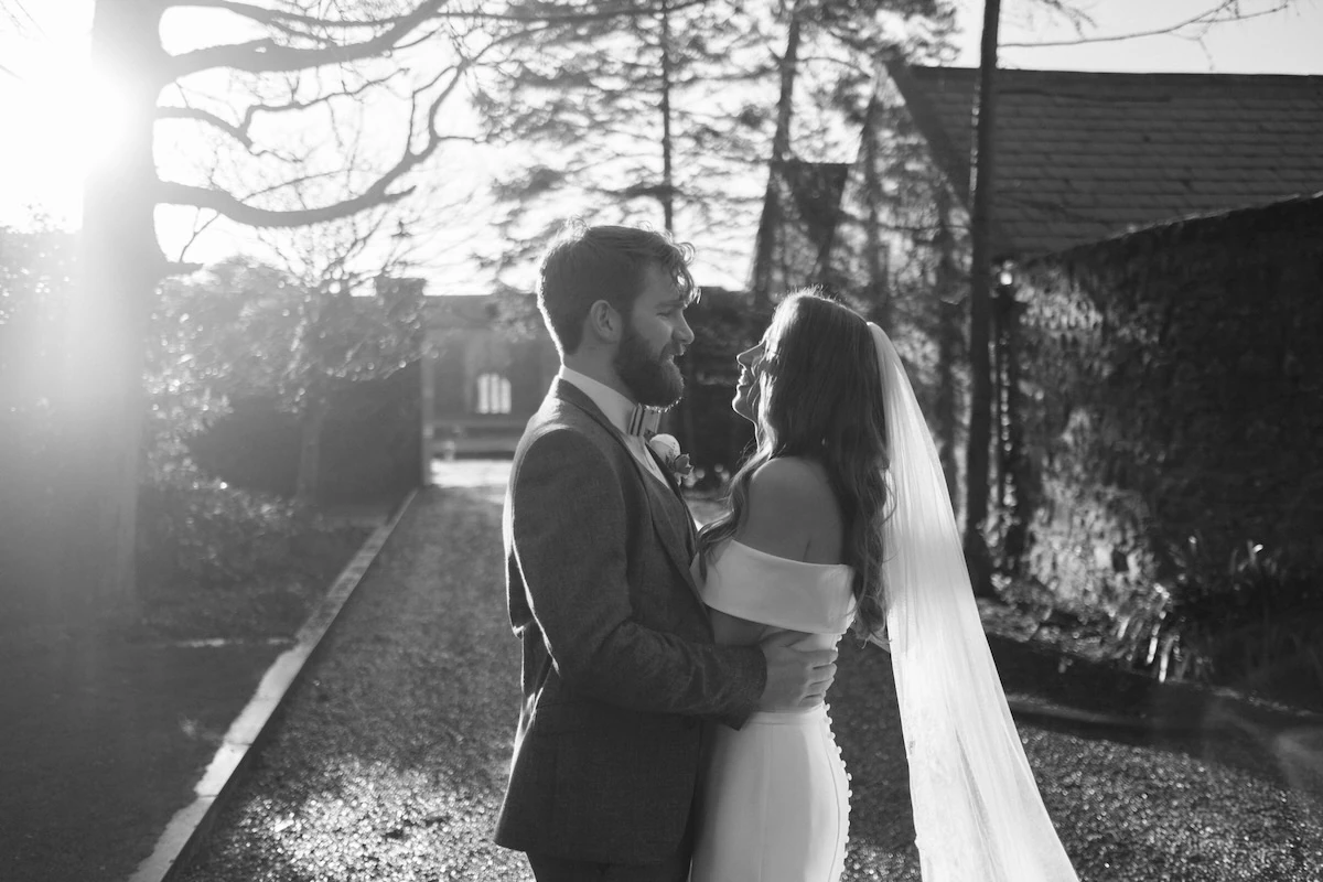 Sposo e Sposa che si guardano negli occhi