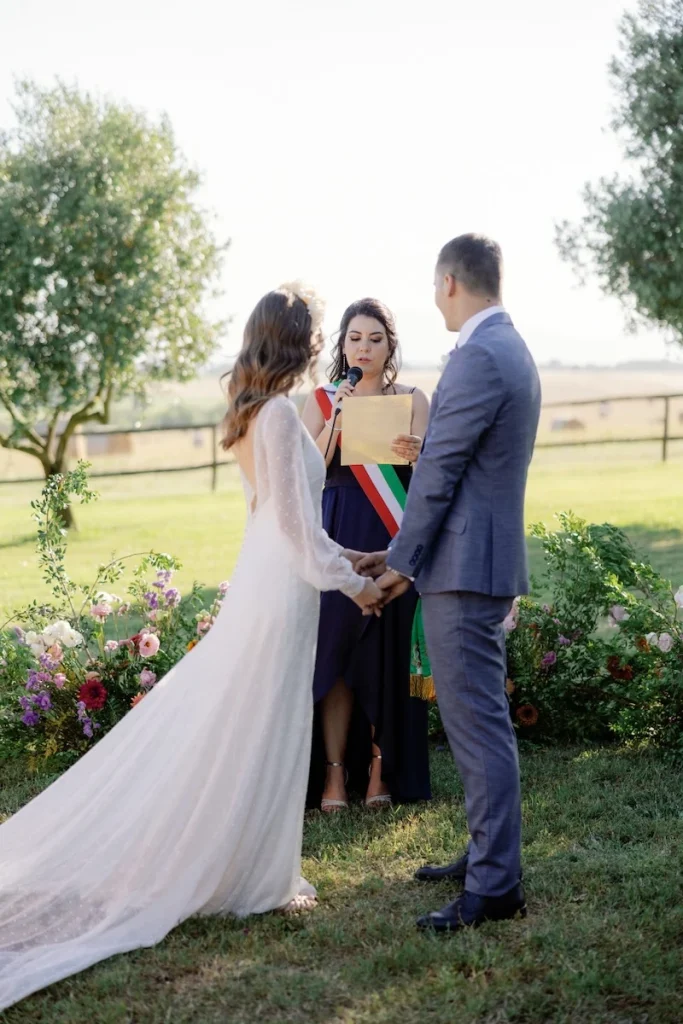 Sposo e Sposa mentre pronunciano il si in un matrimonio civile