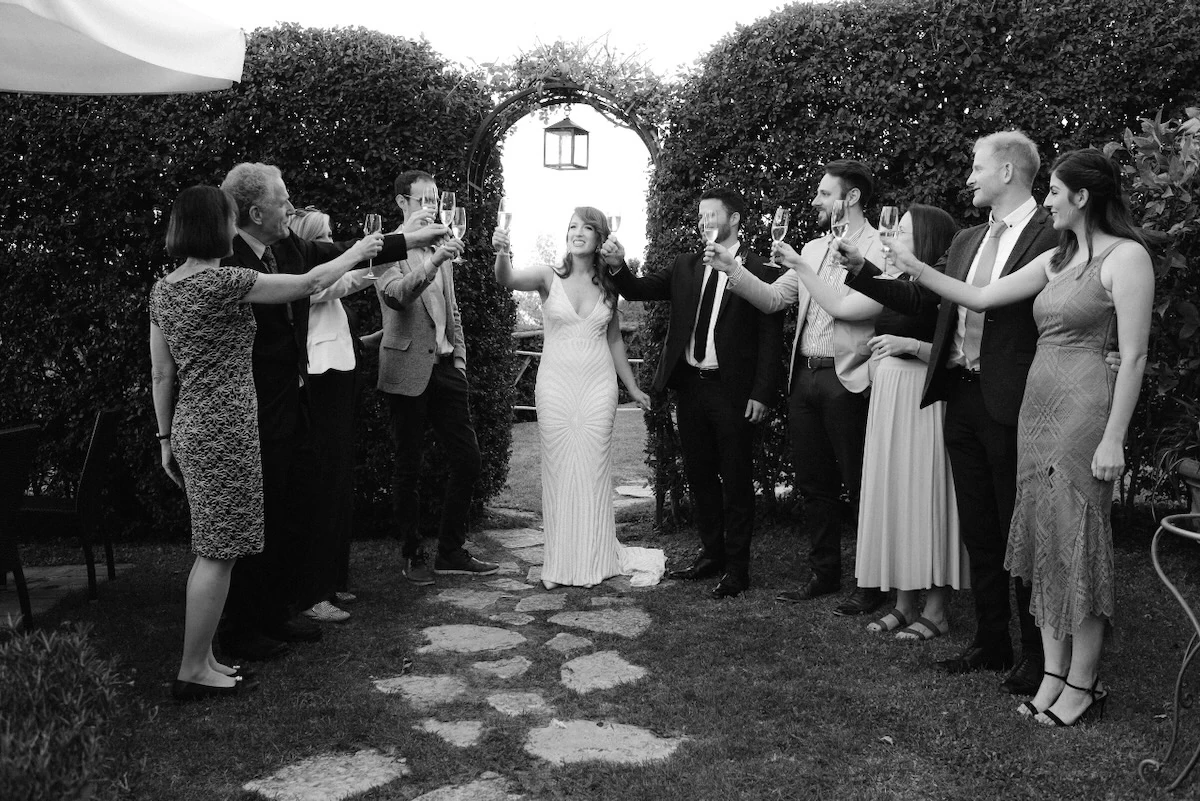 un brindisi di una fotografia di matrimonio in bianco e nero